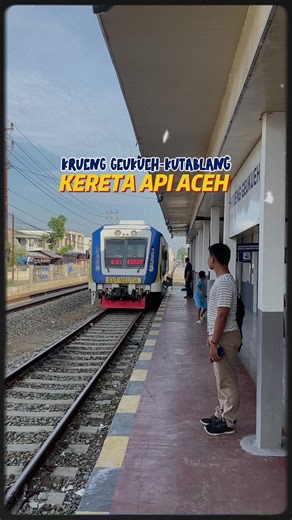 Kereta Api Aceh lintasan Krueng Geukueh, Aceh Utara-Kutablang, Bireuen. Sejak dibuat Belanda sejak kedatangan mereka pada 1873 hingga tahun 1980-an lintasan kereta api Aceh dibuat bahkan terhubung ke Sumatera Utara. Namun sebab pengrusakan oleh pejuang Aceh sebab diduga digunakan penjajah untuk mengangkut senjata dan alat perang, maka sejumlah lintasan kereta api rusak, dan pada akhirnya mati total pada tahun 1980-an. Di tahun 2016 lalu, lintasan yang masih tertinggal di sekitaran Dewantara Aceh