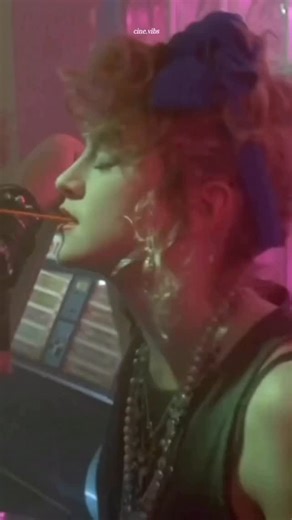 Hits FM - Dá gosto de ouvir! 🎶 on Instagram: "“Get into the groove, boy… you’ve got to prove your love to me.” 💃🔥 Em 1985, Madonna virou pistas de dança, rádios e salas de cinema de cabeça pra baixo com “Get Into the Groove” 🎧✨. Explodindo em sintetizadores, palmas marcantes e pura energia, a música capturou o pulso elétrico da cultura clubber do meio dos anos 80 — luzes neon, pistas lotadas e a sensação de que tudo podia acontecer quando o beat caía 💥🪩. Não era só uma canção; era um conv