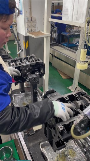 Automotive Engine Piston Installation#Engine #carengine #двигательавтомобиля #двигатель #المحرك #محرك