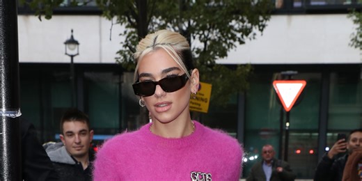 Dua Lipa draagt een nauwsluitende extreem low-rise jeans met cut-outs