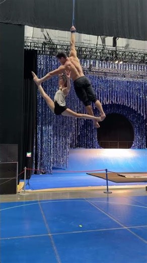 holiday spirit with #TWASCirque 🎄 | Cirque du Soleil