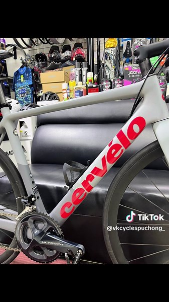 Cervelo R-Series R5 Disc Ultegra Carbon Road Bike 2021 – Grey/Red A high-performance all-rounder, perfect for everything from the Tuesday night world champs to long weekend rides. Lightweight, stiff, and confidence-inspiring — a bike you can truly trust. 🚴‍♂️ Key Highlights * Carbon Fibre Frame – Ultra-lightweight & durable for maximum performance * Shimano Ultegra Drivetrain – Smooth, precise & predictable gear shifts * Hydraulic Disc Brakes – Consistent braking for better control & race-day c