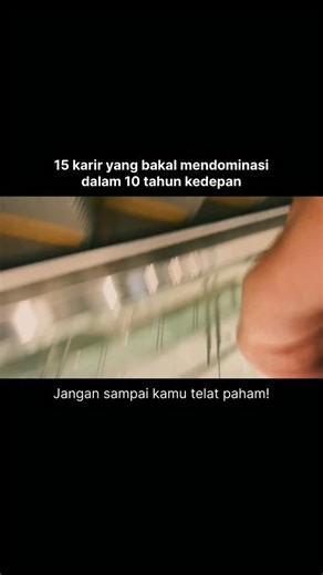 Nazhif Ubaidillah | Personal Branding Coach on Instagram: "Karir kamu hari ini mungkin “punah” di tahun 2036. 🚨 Memasuki 2026, AI sudah mulai ambil alih tugas teknis yang membosankan. 10 tahun lagi, dunia nggak butuh “robot manusia” yang cuma bisa ngerjain perintah. Hanya mereka yang punya leverage dan kreativitas tinggi yang akan dibayar mahal. Jangan terjebak di industri yang sedang “tenggelam”. Ini 15 karir paling dominan dalam 10 tahun ke depan: 1. AI Prompt Engineer (Pawang AI untuk efisie