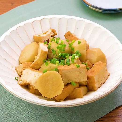 旨味がしみこむ！ 里芋と厚揚げのめんつゆ煮のレシピ動画・作り方 | デリッシュキッチン