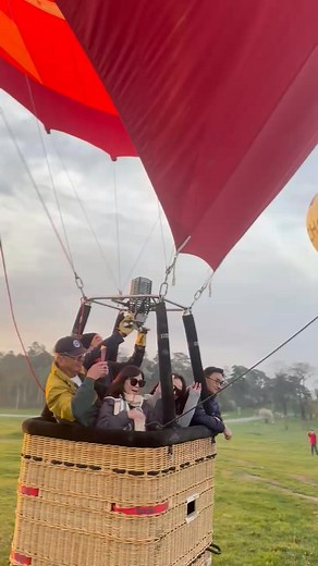 1K views · 52 reactions |  Rezervă acum locul tău ! Profită de ocazie și trăiește o experiență de neuitat printre nori ⛰️ Reducere de Paște -10% la prețul zborurilor de agrement  info@xballoon.ro | X Balloon Transylvania | Facebook