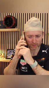 Star Comedian Conor Moore macht sich so seine Gedanken, wie es derzeit am Handy von Adrian Newey zugeht! | Formelaustria.at