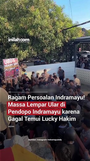 Demonstrasi Aliansi Topi Jerami lakukan aksi lempar ular di depan Pendopo Indramayu, Kamis (7/5/26). Aksi itu karena warga merasa kecewa, karena persoalan di Indramayu yang belum berubah. Menurut massa lempar ular bukan sekadar sensasi dalam demonstrasi, hal itu merupakan sindiran terhadap langkah-langkah simbolis pemerintah yang dianggap belum menyentuh persoalan mendasar masyarakat. - Selengkapnya kunjungi website dengan klik link di bio atau donwload aplikasi di AppStore dan Google Play Store