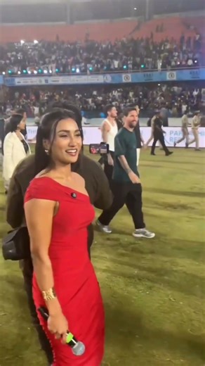 Leonal messi ke sath ye red dress me ladki h kon hedrabad stadium me #messi #shorts