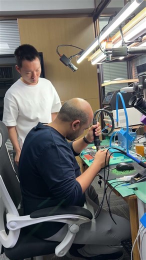 One-on-one instruction, guiding students to disassemble the CPU