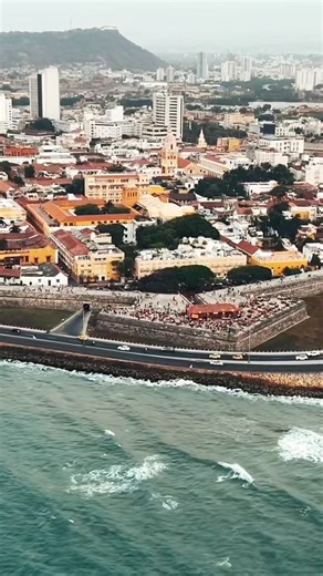 Cartagena lo tiene todo: historia, cultura, sabor y Caribe. 🏖️ Disfruta un itinerario perfecto con todo incluido desde el Holiday Inn Express Bocagrande: días de sol, noches coloniales y atardeceres que se quedan en la memoria. Viaja fácil, vive el Caribe. 💛 | On Vacation