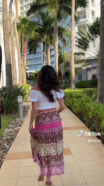 Vacation Outfit Ideas: Stylish Skirt Looks for Mexico