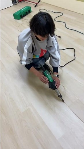 【 塩ビシート継ぎ目溶接動画 】 ライスター社製の溶接機で塩ビシートのジョイントを熱溶接しています。