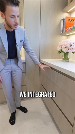 The Kitchen Guy on Instagram: "We design contemporary kitchens by eliminating hardware from the door fronts. The beveled edges at the top of the doors enable them to be opened effortlessly without any handles.⁠ ⁠ #designer #kitchenideas #kitcheninspiration #kitchengoals #kitcheninspo"