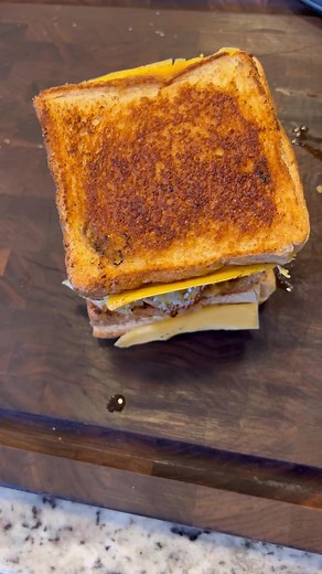 Forget about regular hamburger buns! Try using grilled cheese to take that burger up a level! 🍔 #cheeseburger #grilledcheese #grilledcheesesandwich #burger #grilling #cookingtips #cookinghacks #cheesyfood #cheatmeal #epicfood #nomnomnom #reelsfacebook #thisjewcanque | This Jew Can Que