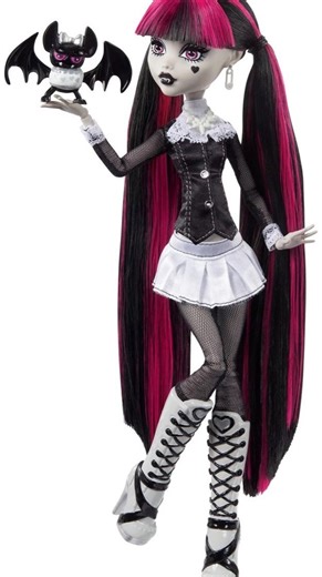 Nevu | Monster High Vip on Instagram: "Cuáles lanzamientos vais a pillar monstruitas?😫❤️‍🩹 todavía estoy pensando si coger o no a la emily por qué a pesar de quererla ya serían demasiados gastos hormigaza😣(es decir por el precio de la wednesday /miercoles me la cogia sin pensarlo pero a este no se, a veces hay que saber elegir😟) PD: echar un ojo a mi IG que estoy subiendo los enlaces de las reel drama y Elvira en Amaz0n!! PD: estoy subiendo cositas en mi Vinted: Nevuita🤍 YT: Monsterhighvips