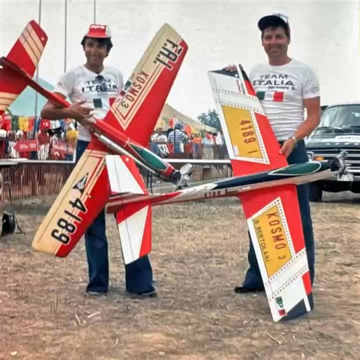 The year is 1977. Two aerobatic competitions, one is the TOC in Las Vegas and the other is the F3A Aerobatic World Championship in Springfield. Peter Holzapfel was a supporter of the German national team at the time. Last week, he gave us some wonderful photos of this World Championship. I don’t want to keep these photos from you. The full report and even more photos can be found at classicpattern.com/wc1977. | Classicpattern
