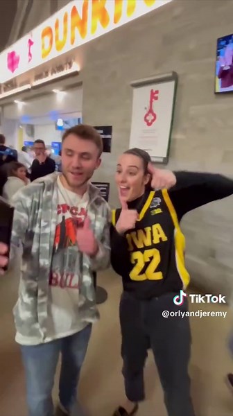 Being Caitlin’s doppelgänger is hard work! #wbb #womensbasketball #caitlinclark #iowa #hoops #basketball #marchmadness #hawkeyes #doppleganger #costume #lookalike #twin #fyp #viral