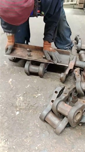 MOCK UP PLAN ON EXCAVATOR'S TRACK CHAIN LINK PRIOR FITTING BLADES IN WORKSHOP