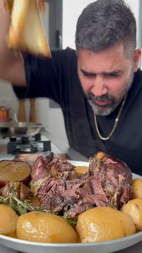 אוסובוקו עגל שלם בתנור אוסובוקו חגיגי בתנור, עם תפוחי אדמה , יין , חרדל, ודבש נופל מהעצם , שמוגש שלם לשולחן , נתח כל כך מופלא, הטעם של המח עצם היין והרוזמרין והריח שנוצר בבית זאת פשוט חוויה לערב גשום. נתח אוסובוקו שלם . 2 כוסות יין . 3 כפות תבלין פילדלפיה. כפית פלפל גרוס. כפית גדושה. מלח אטלנטי. כף חרדל דיז׳ון . כף חרדל חלק. שמן זית. רוזמרין . כף גדושה דבש 5 תפוחי אדמה ראש שום 2 בצלים מורחים על הנתח, חרדל דיז׳ון, חרדל חלק, תבלין פילדלפיה,עלי רוזמרין,ושמן זית מחממים תנור ל200 מעלות ומכניסים לחצי 