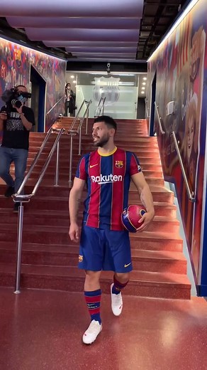 Kun Agüero Rocks FC Barcelona Colors in Style