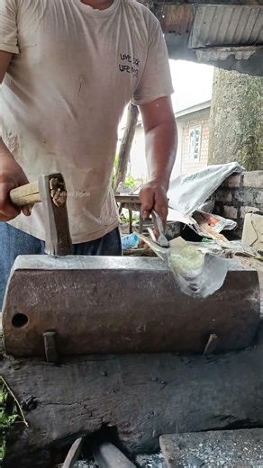 A Blacksmith's Unique Technique for Making Holes in Gardening Tools #blacksmith #skills #handmade