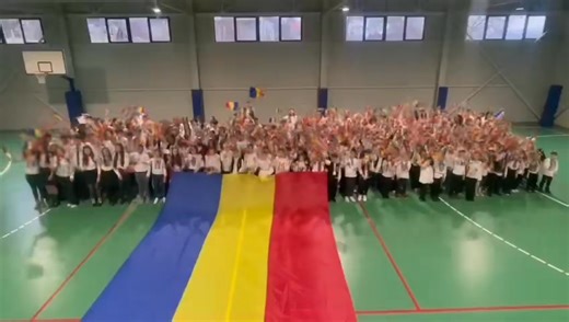 🇷🇴 Ziua Națională a României – moment de sărbătoare în unitatea noastră școlară 🇷🇴 În spiritul celor mai frumoase tradiții românești, elevii și cadrele didactice au celebrat Ziua Națională a României printr-o activitate emoționantă, dedicată tuturor celor care iubesc țara, istoria și valorile noastre. Îmbrăcați în port popular și purtând cu mândrie tricolorul, participanții au interpretat cântecul „România, mândru plai” al Paulei Hriscu, într-un moment care a adus împreună emoția, respectul 