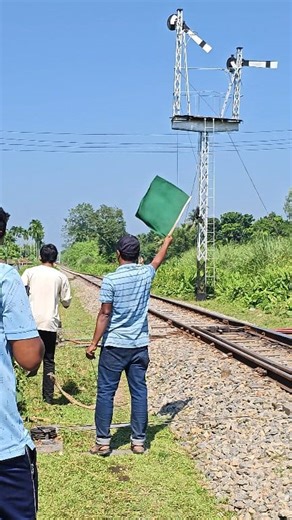 549K views · 2K reactions | Line clear signal #viralreelschallenge2025viralreelschallengejaiviralreelschallengeviralreelschallenge #SIGNAL #lineclear #trains #manual #hardwork #railtrack #rails #France #railroad #brasil #usa #pman #vairalpost | Konok Kumar | Facebook