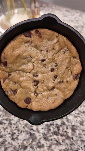 Bake With Me: Easy Homemade Pizookie 🍪 | Skillet Cookie Recipe #cookwithme