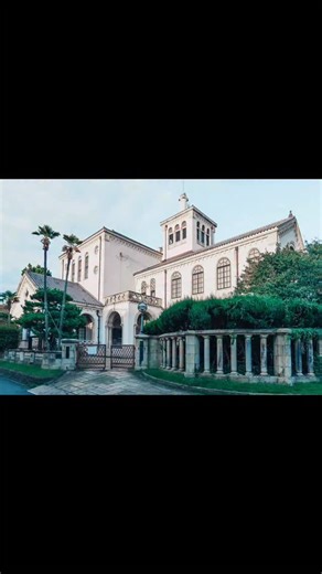 甲斐みのり on Instagram: "・ 〜建築に恋する9日間。〜 京都モダン建築祭2025 11月1日(土)からスタートしました！ 実行委員長の笠原一人先生の案内で 参加建築を巡ってきました。 建築祭初参加 ◎京都大学人文科学研究所分館（旧東方文化学院京都研究所）◎ 11/8(土)〜11/9(日) ※吉田・北白川エリア ＊見学にはオンライン整理券が必要です。必ず建築祭の公式サイトで確認を！！ 建物は、スパニッシュ・ロマネスク様式を基調とした意匠で、白亜の外観を持ち、アーチ形窓、塔屋(塔状の上部構造)を備えるなどユユニークな構造で知らいます。また、2000年には文化庁の登録有形文化財にも登録されています。 1930年竣工で、東畑謙三の比較的初期設計作品とされており、現在でも研究所附属施設(分館)として利用されいます。同時期の東畑の建築物としては、日本生命京都三条ビルや立命館大学学舎などがあります。 公開箇所: 1階玄関ホール、中庭（雨天中止） 撮影可否:建物内、および中庭は撮影不可。 外観のみ撮影・ウェブ公開ともに可。 SNS投稿時は「京都モダン建築祭にて撮影」の旨を明記してくださ