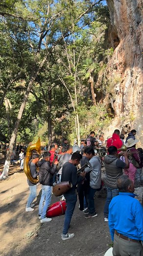 Mañanitas con banda en honor al Divino Señor de Tamazola🫶🏼👏🏻. Desde el pedimento donde solo se llega caminando llegó la banda ofreciendo mañanitas y música al Divino Sr de Tamazola ante muchos peregrinos que han caminado por la fe🙏🏼👏🏻🫶🏼 #Mañanitas #Tamazola #Nochixtlan #Mixtexa #Oaxaca #Fe /#fbstylelife | Nochixtlan Bonito