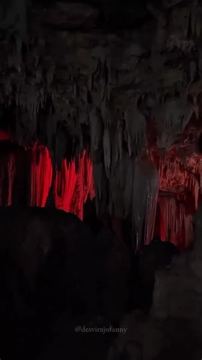 👉 Asal Usul GOA GONG, Pacitan! 🌟 Goa cantik dengan stalaktit & stalagmit mempesona, disebut-sebut sebagai goa terindah di Asia Tenggara! 😍 Cerita uniknya, goa ini ditemukan pada tahun 1924 oleh Mbah Noyo semito & Mbah Joyo saat mencari sumber air. Lalu, pada tahun 1995, Pak Wakino & rombongan berani masuk & sebar keindahan goa ini. Konon, dulu sering terdengar suara seperti gong dari dalam goa, itulah mengapa goa ini dinamakan "Goa Gong". Tapi terlrpas dari itu, di dalam goa ini terdapat sebu