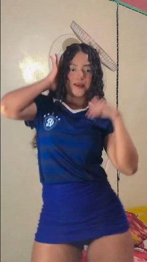 novinha cacheada linda dançando