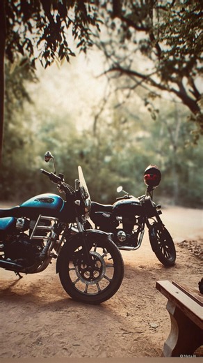 From midnight miles to sunrise paths. The classics never misses a beat. #meteor350 #hondacb350