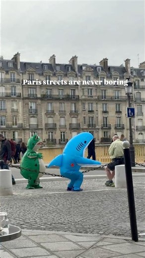 POV: you’re walking in Paris and suddenly see THIS 🦈🇫🇷