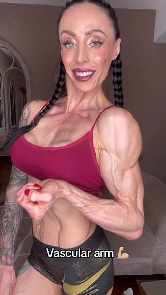 Muscular & Vascukar arm 😍💪🏼 #vascular #vasculararms #veinyarms #veincheck #veiny #veincheckgirl #muscular #muscularwomen #armflex #delts #flex