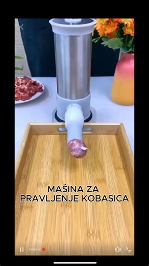 28 reactions | Pravite domaće kobasice bez muke! Samo ubacite smjesu, pritisnite ručku i za par sekundi dobijate savršeno napunjene kobasice – ravnomjerne, čvrste i spremne za roštilj. Uz 3 nastavka birate debljinu, a aparat radi brzo, čisto i bez prskanja. Idealno za zimnicu, roštilj majstore i sve koji vole domaće meso! pravastvar.shop/products/masina-za-pravljenje-kobasica?_pos=1&_psq=masina&_ss=e&_v=1.0 | Prava Stvar | Facebook