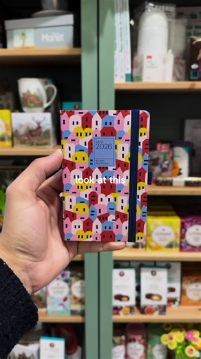 Vești bune pentru iubitorii de organizare 📅 Agendele 2026 sunt disponibile în librăria noastră, modele pentru toate gusturile, de la minimalist la creativ. Vino să o alegi pe a ta! #agende2026 #organizare #book