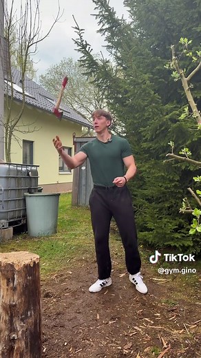 Holzhacken Trick mit Axt: beeindruckende Technik zeigen