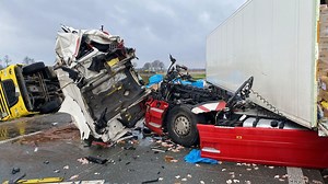 Groźny wypadek na S61. Droga zablokowana po zderzeniu dwóch ciężarówek