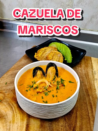 CAZUELA DE MARISCOS 🍤 🔥Si buscas cómo cocinar cazuela de mariscos con mucho sabor, cremosa y bien equilibrada, esta receta es la clave. Ingredientes 📝 para 2 🍤 300g Mariscos (calamar, camaron y almejas) 🍤 1 filete de pescado (tilapia o corvina) 🍤 Sal, ajo, comino y paprika 🍤 1 pimentón 🍤 1 zanahoria 🍤 2 Cebollas 🍤 Ajo, sal, comino y tomillo 🍤 2cda pasta de tomate 🍤 1 taza de agua 🍤 1/2 taza de crema de leche 🍤 1/2 taza de leche de coco 🍤 Cilantro, aguacate y patacones Paso a paso: