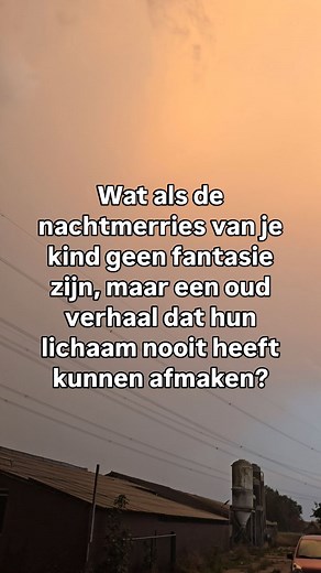 Ik wist niet dat je geboorte je hele leven kan blijven fluisteren, totdat ik het zag gebeuren bij onze dochter. Elke keer als er iets nieuws kwam, begon hetzelfde patroon. De nachtmerries. Het huilend wakker worden. De dood die steeds terugkwam in haar dromen. En die ene nacht dat ze beneden stond en zei dat zij degene was die in de kist lag, brak iets open in mij. Ik voelde ineens dat haar lichaam een oud verhaal bleef herhalen, een verhaal dat ooit begon in dat ziekenhuis, waar het misging en 
