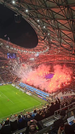 🎇🔥Explosion de feux d'artifice dans le virage sud avant OM-LENS. #om #velodrome #teamom #omrcl #ligue1 | Maritima