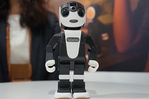 Sharp RoBoHoN, il nuovo robot smartphone in uscita nel 2016