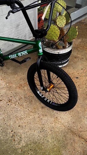 Full build video is over on YouTube This was so awesome! Custom build up. From the frame up! We built the rear wheel before the live started, and had most the parts pulled. 21” standard trail boss S&m widemouth forks Odyssey headset S&m credence stem S&m credence bars S&m credence grips Odyssey mono lever S&m linear cable Odyssey evo brakes Merritt seat post Kink seat clamp Profile pivotal seat Profile mid bottom bracket Profile race no boss cranks Profile 19m spline sprocket Shadow half link ch