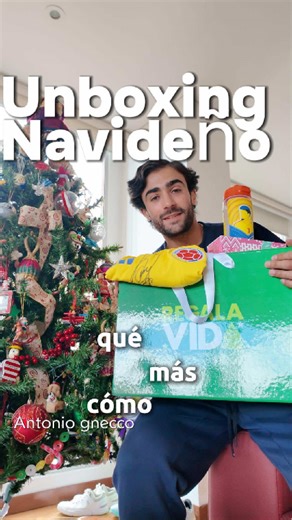 Unboxing navideño atrasado 🎄📦 Este video llega tarde porque no pasé Navidad en mi casa… pero los regalos valieron TODA la espera. Una caja sorpresa de mi familia de Prochampions con camiseta, carta y zapatos 🤍👟 Una camiseta de la Selección firmada por Luis Díaz, un termo con mi nombre y más detalles de parte de Gatorade 💙⚽️💧 Y unas gafas edición especial de Navidad de goodr 🎅😎 Más que regalos, detalles que motivan y acompañan el proceso. Gracias por tanto apoyo, de verdad. 🙏🏃‍♂️ 👉 Aho