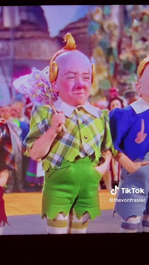 #lollipopguild #thewizardofoz #oz #judygarland #1939 #classic #oldfilms #vintage #dorothy #nostalgia👑 #vonfrasier #blastfromthepast #musical #agedwell #nostalgia #clip