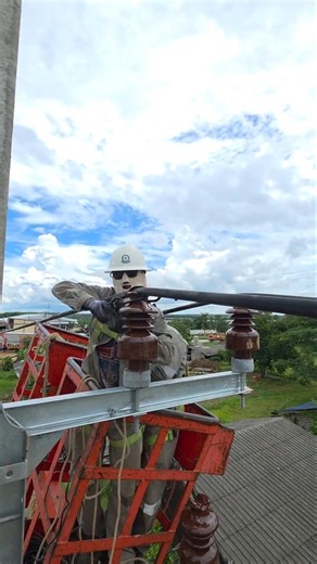 ⚡ Quick & Easy Way to Tie a Power Line! 🔩 | Utility Lineman #PowerLine #UtilityLineman #UtilityWork
