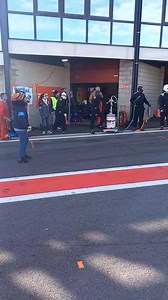 Notre 10e arrêt au stand avec Flo qui entame son 3e relais ! Merci à Burton 2CV Parts pour ces magnifiques jantes Gris Rosé ! | Crazy Snail