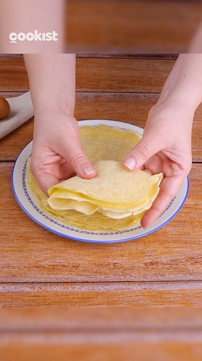 Without milk but super soft and elastic! These crepes are perfect to be filled 🤤 Here's the simple recipe to make them: 👉INGREDIENTS 📌For the batter: 2 eggs 150ml (3/4 cup) of water 15ml (1 tbsp) of extra virgin olive oil 150g (1 1/4 cups) of all-purpose flour a pinch of salt 📌For decoration: Hazelnut cream Jam Powdered sugar 👉METHOD 1. In a bowl add the eggs, water, olive oil, flour, and pinch of salt and whisk to obtain no lumps mixture. 2. Pour the mixture with the ladle into the pancake