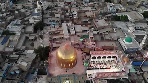 dama dam mast qalandar - دما دم مست قلندر Hazrat Sayyid Usman Marwandi, popularly known as Lal Shahbaz Qalandar (لعل شھباز قلندر), was a Sufi saint and poet. Lal Shahbaz Qalandar was born in Marwand, Sistan to a family from Baghdad. He eventually settled in Sindh and helped many people in converting to Islam and was revered by the local Sindhi population. Lal Shahbaz Qalandar had also been reputed for performing many miracles and was seen as a very holy figure in Sindh. The 19th century spiritua